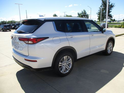 Used 2023 Mitsubishi Outlander ES AWD/4WD image 5
