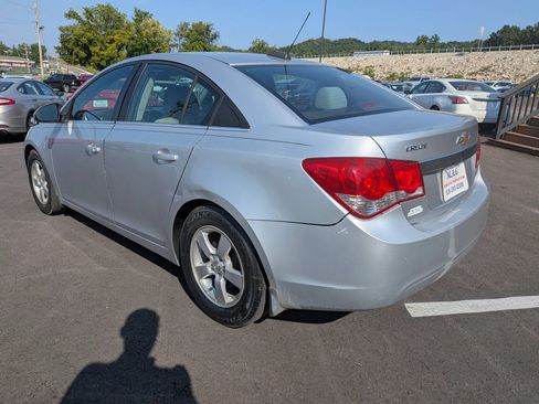 Used 2016 Chevrolet Cruze LT w/ Technology Package FWD image 4