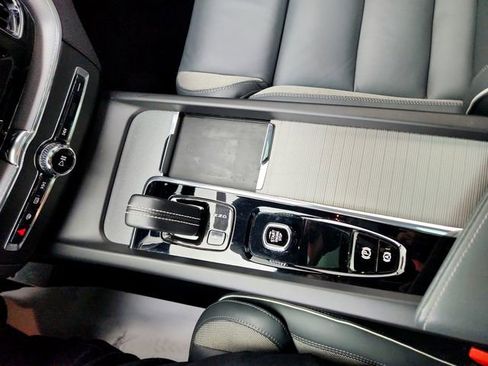 Used 2022 Volvo XC60 B6 R-Design w/ Advanced Package image 22