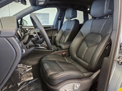 Certified 2026 Porsche Macan AWD/4WD image 5
