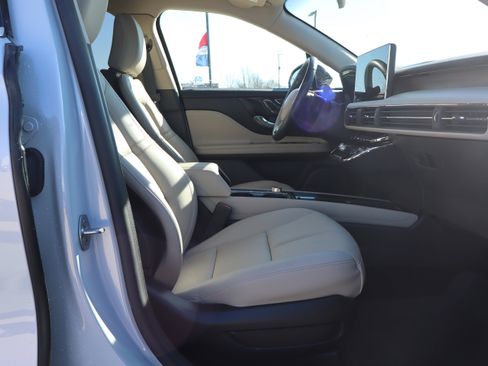 Used 2025 Lincoln Corsair Reserve image 12