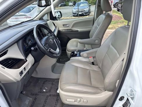 Used 2017 Toyota Sienna XLE FWD image 14