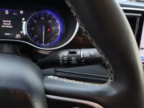 Used 2024 Chrysler Pacifica Limited image 31