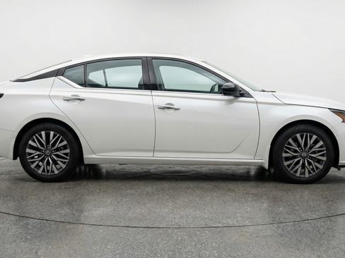 Used 2025 Nissan Altima 2.5 SV FWD image 11
