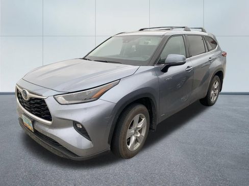 Used 2021 Toyota Highlander LE AWD/4WD image 2