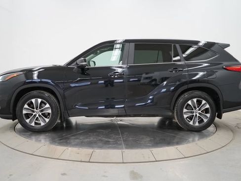 Used 2023 Toyota Highlander XLE AWD/4WD image 4
