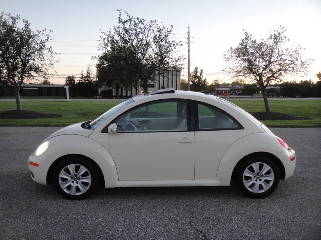 Used 2010 Volkswagen Beetle Coupe FWD image 9