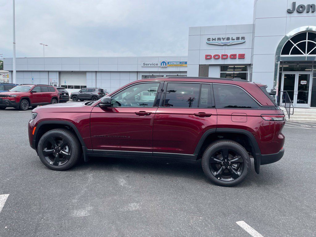 New 2026 Jeep Grand Cherokee Limited w/ Limited Altitude Package AWD/4WD image 4