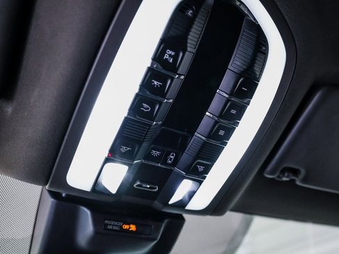 Certified 2022 Porsche Macan image 21