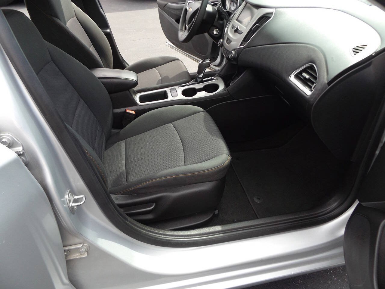 Used 2017 Chevrolet Cruze LS FWD image 21