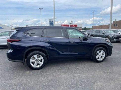 Used 2024 Toyota Highlander LE AWD/4WD image 3
