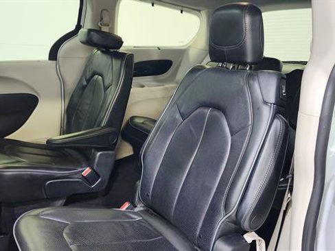Used 2019 Chrysler Pacifica Limited FWD image 23