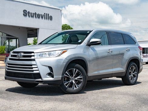 Used 2019 Toyota Highlander LE FWD image 1