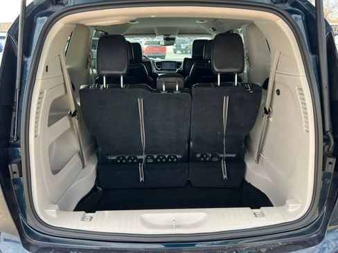 Used 2023 Chrysler Pacifica Touring-L FWD image 37