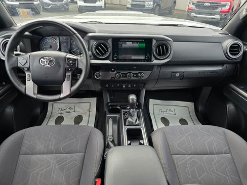Used 2019 Toyota Tacoma TRD Sport w/ Technology Package image 3