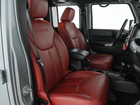 Used 2013 Jeep Wrangler Unlimited Rubicon image 32