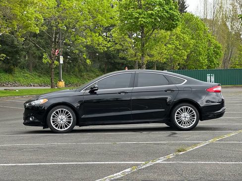 Used 2016 Ford Fusion SE w/ Equipment Group 202A FWD image 2
