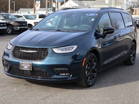 Used 2025 Chrysler Pacifica Limited image 14