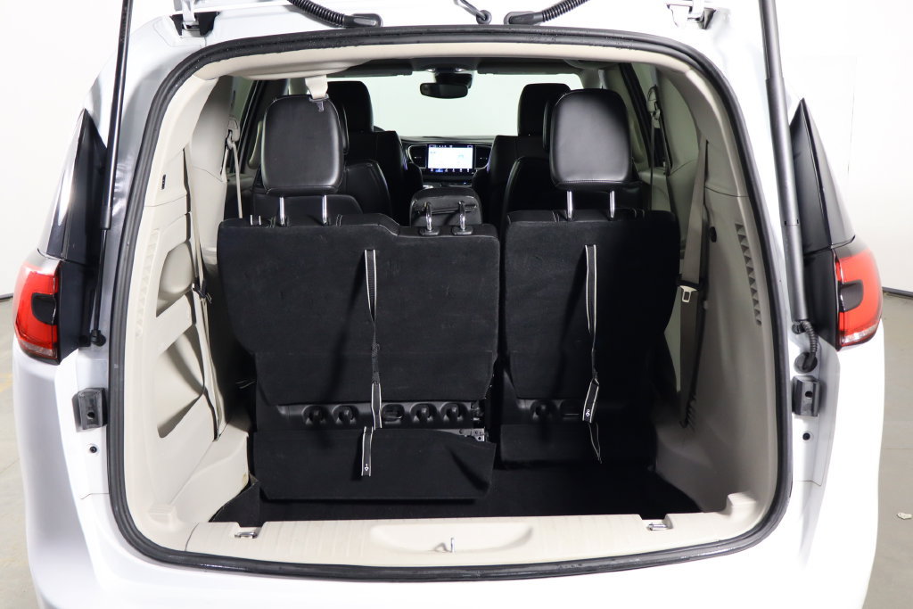 Used 2023 Chrysler Pacifica Touring-L FWD image 17