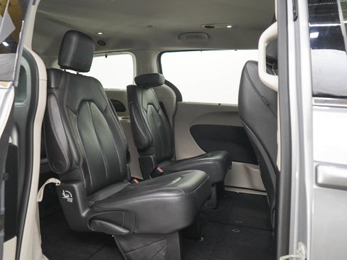 Used 2018 Chrysler Pacifica Touring-L FWD image 12