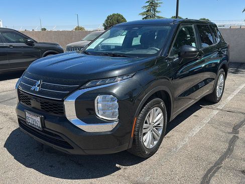 Used 2023 Mitsubishi Outlander ES FWD image 2