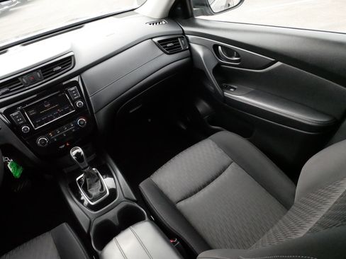 Used 2020 Nissan Rogue S image 11