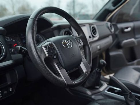 Used 2019 Toyota Tacoma TRD Off-Road image 25