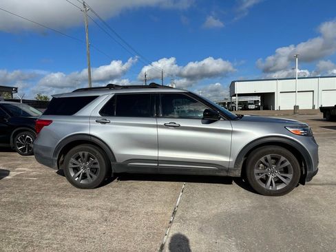 Used 2023 Ford Explorer XLT w/ Equipment Group 202A RWD image 4