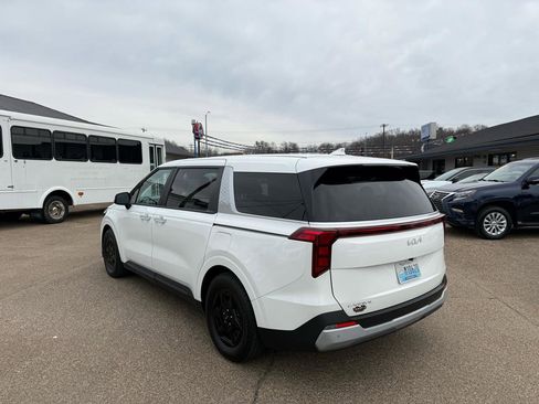 Used 2025 Kia Carnival image 4