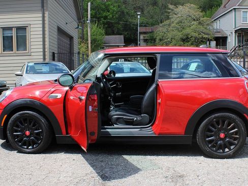 Used 2018 MINI Cooper 2-Door Hardtop w/ Signature Line Package FWD image 14