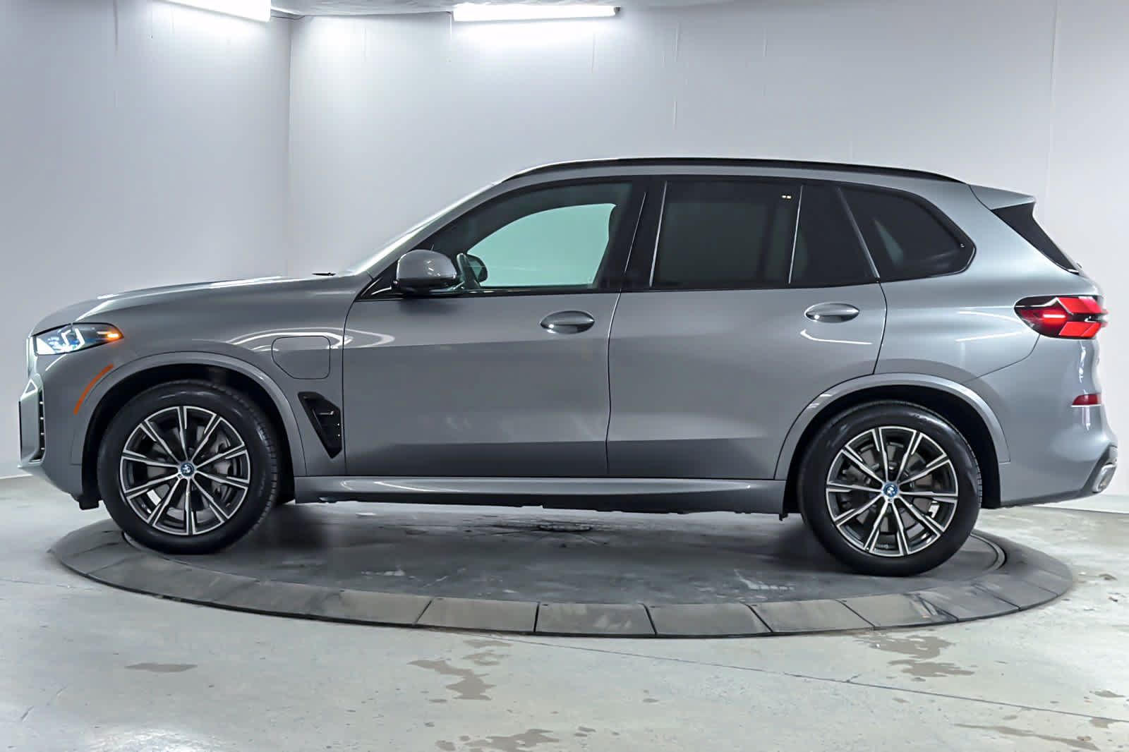 Used 2024 BMW X5 xDrive50e w/ M Sport Package AWD/4WD image 5