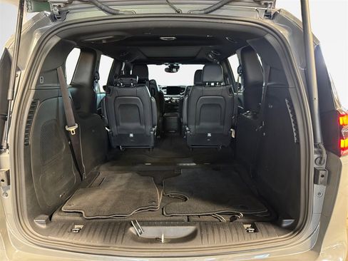 Used 2022 Chrysler Pacifica Touring-L w/ Uconnect Theater Family Group image 25