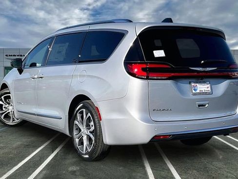 New 2026 Chrysler Pacifica Pinnacle FWD image 2