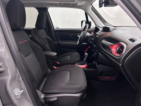 Certified 2022 Jeep Renegade Trailhawk w/ Sun/Sound Group AWD/4WD image 17