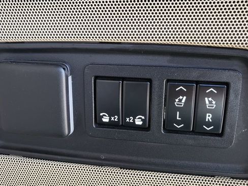 Used 2021 Cadillac Escalade Premium Luxury AWD/4WD image 13