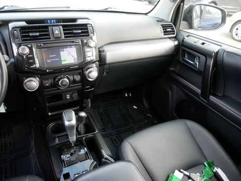 Used 2018 Toyota 4Runner TRD Off-Road Premium AWD/4WD image 11