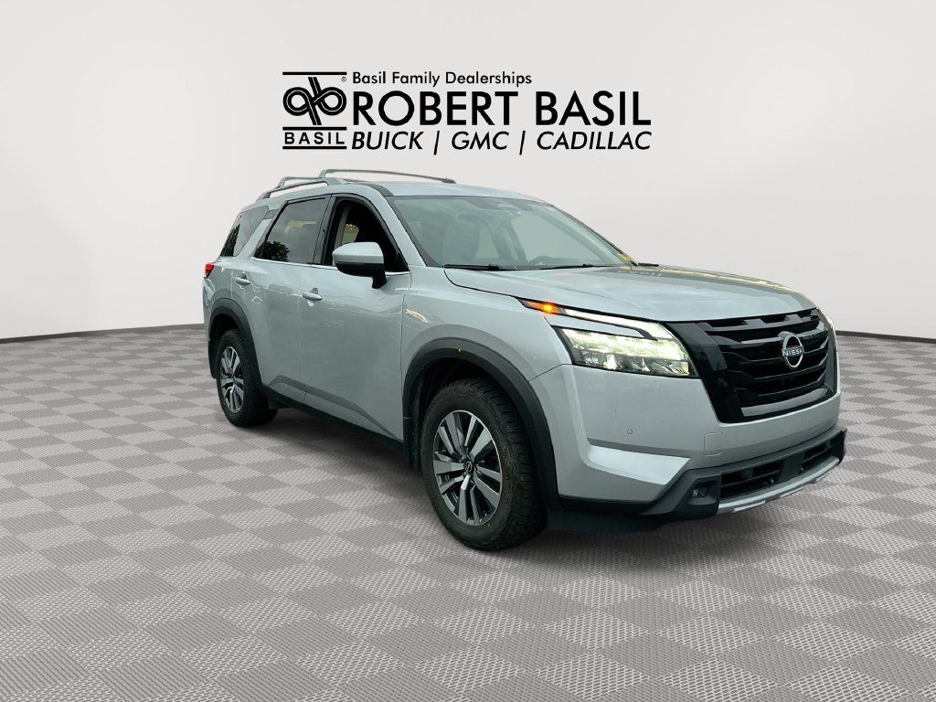 Used 2025 Nissan Pathfinder SL w/ Black Appearance Package AWD/4WD image 2