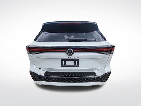 Certified 2025 Volkswagen Tiguan SE R-Line AWD/4WD image 6