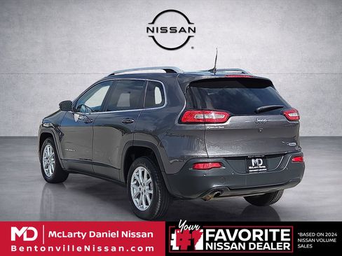 Used 2018 Jeep Cherokee Latitude Plus w/ Comfort/Convenience Group FWD image 4