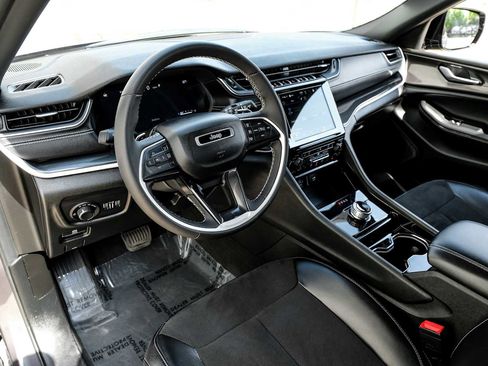 Used 2023 Jeep Grand Cherokee L Laredo image 3