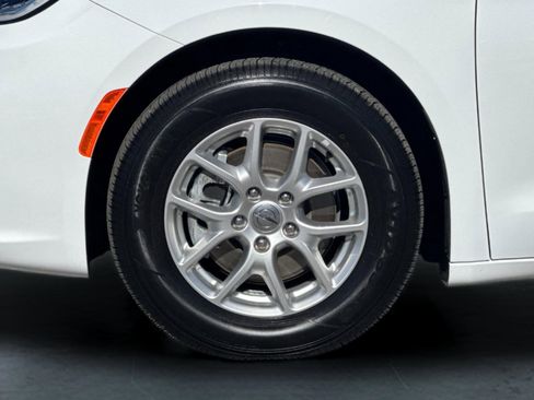 Used 2022 Chrysler Pacifica Touring-L image 26