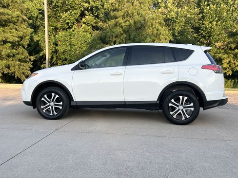 Used 2018 Toyota RAV4 LE FWD image 6
