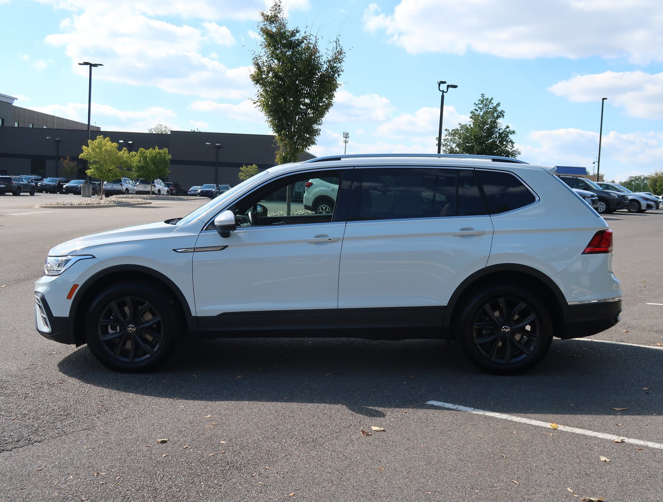 Used 2024 Volkswagen Tiguan SE FWD image 5