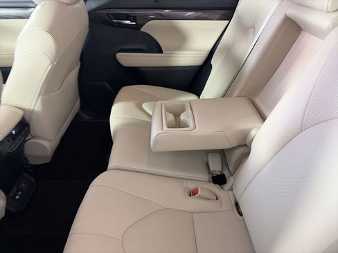 Used 2023 Toyota Highlander Limited FWD image 22