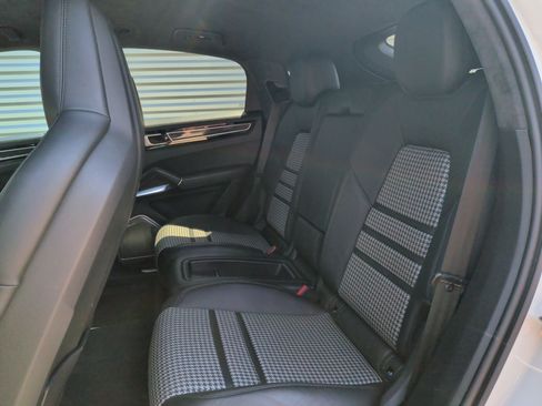 Used 2020 Porsche Cayenne Turbo AWD/4WD image 31