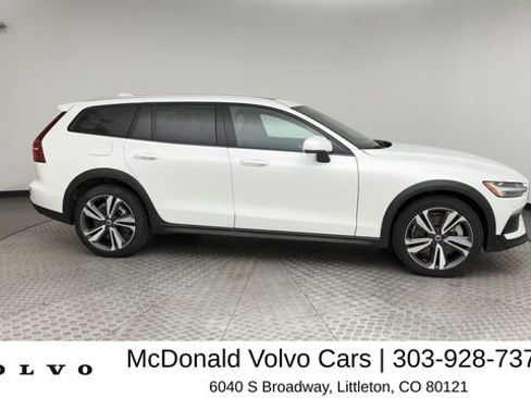 Used 2025 Volvo V60 B5 Cross Country Plus AWD/4WD image 9