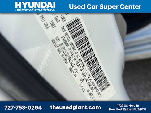 Used 2014 Chrysler Town & Country Touring-L image 14