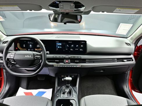 Used 2025 Kia K4 LXS image 2