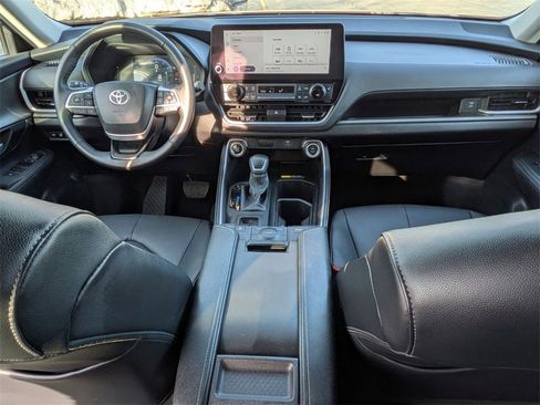 Used 2025 Toyota Grand Highlander AWD image 17