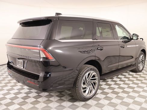 New 2026 Lincoln Navigator Premiere AWD/4WD image 21